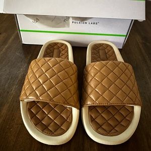 APL QUILTED LUSSO SLIDE CARAMEL - BRAND NEW